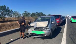 Carambol cu 10 maşini pe A2, la ieşirea spre Constanţa. Îm autoturisme s-ar afla aproximativ 25 de persoane