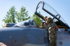 Zelenski a pilotat un F-16 în simulator şi a doborât un bombardier rusesc Tu-95