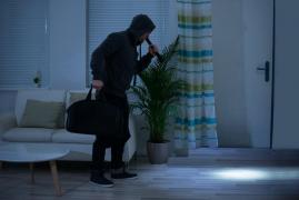 O bătrânică din Arad s-a apărat vitejeşte de hoţul care i-a intrat în casă noaptea. Bărbatul a reuşit să îi fure doar lanţul de aur de la gât