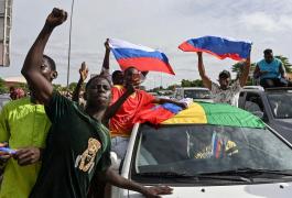 manifestanți cu steaguri rusești în Niger