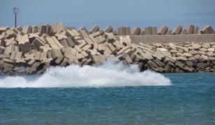 Doi turişti pe skijet au fost împuşcaţi mortal, după ce au ajuns în apele algeriene. Veniseră în vacanţă în Maroc şi s-au rătăcit