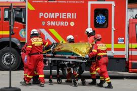 Tragedie într-o comună din Sibiu: un tată a făcut infarct şi a murit după ce şi-a văzut fiul prăbuşindu-se de pe acoperişul în flăcări al şurei