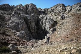 Speolog blocat la o mie de metri sub pământ în Turcia, după ce i s-a făcut rău. Peste 100 de oameni au coborât în peşteră pentru a-l salva