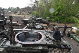 Rusia anunţă că reia producţia de tancuri T-80 după ce a pierdut 2000 de blindate. Experţii sunt sceptici că poate face asta curând