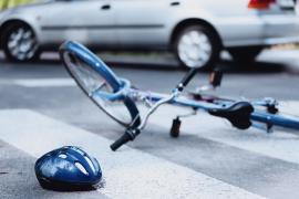 Femeie în stare gravă la spital, după ce a fost spulberată de o maşină în timp ce mergea pe bicicletă, în Vaslui