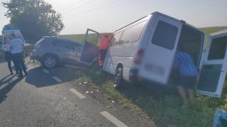 Impact devastator între un microbuz şi o maşină, în Arad. Şase persoane rănite, între care şi un copil
