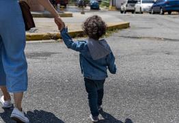 Un tânăr de 29 de ani a încercat să smulgă un copil din braţele mamei sale, pe o stradă din Deva. Bărbatul credea că micuţul ar fi al lui 