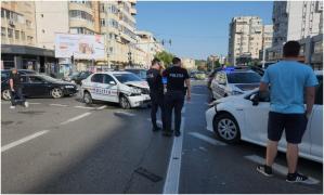 Doi polițiști, răniți după ce un șofer nu a acordat prioritate autospecialei aflate în misiune. Mașina de poliție, izbită în plin într-o intersecție din Iași