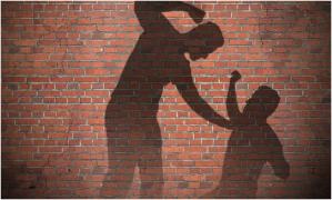 Tată și fiu, arestați după ce au bătut cu brutalitate un bărbat, pe o stradă din Constanța. Victima avea datorie la ei