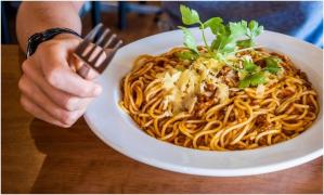 Tânăr de 20 de ani, găsit mort de părinți, după ce a mâncat paste reîncălzită, în Belgia. Preparatul stătea în bucătărie de 5 zile