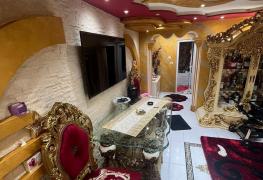 Cum arată apartamentul aurit scos la vânzare în Satu Mare. "Bijuteria” vine la pachet cu parcare privată şi beci propriu