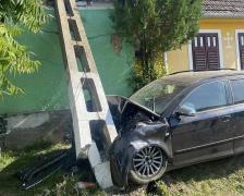 Un minor de 14 ani a urcat băut la volan şi s-a oprit într-un stâlp electric, într-o localitate din Sibiu. S-a ales cu dosar penal