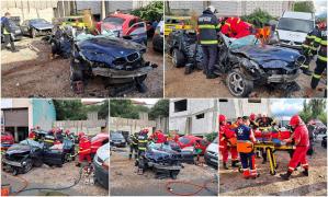 Doi bărbați, la spital după o cursă nebună cu BMW-ul. Mașina, făcută zob după ce a lovit alte 5 vehicule parcate pe marginea drumului