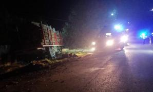 Moarte cumplită pentru un șofer de camion. A fost strivit de lemnele pe care le transporta, pe un drum din Vrancea