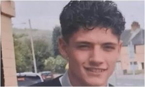 Tânărul s-a aruncat din mașina aflată în mers și a fost lovit de mașina poliției care îl urmărea