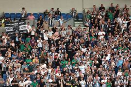 Un fan al echipei Newcastle, înjunghiat în repetate rânduri de opt persoane