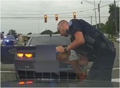 "Ajutor! Copilul meu moare!" Momentul în care un poliţist resuscitează un bebeluş în mijloc autostrăzii, în SUA. Salvarea contracronomentru, filmată