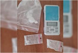 Cu drogurile, direct în curtea şcolii. Doi tineri, prinşi cu substaţe interzise în faţa unui liceu din Timiş. Le-ar fi cumpărat "din curiozitate"