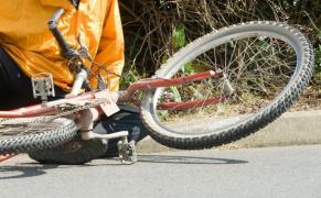 Hoţul a căzut cu bicicleta