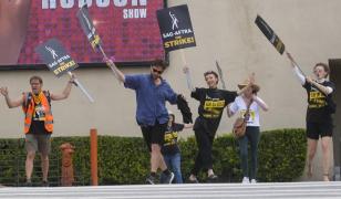 Scenariştii grevişti de la Hollywood au ajuns la un acord provizoriu cu studiourile