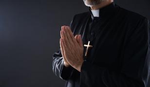 Preot spaniol, acuzat că a agresat sexual mai multe enoriaşe. Le-a sedat, apoi le-a filmat