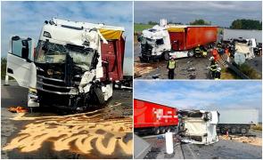 TIR dezmembrat după un accident de groază. Cabina s-a rupt de șasiu, motorul a zburat, iar șoferul a fost aruncat pe asfalt, în Cehia