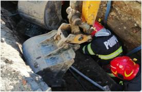 Muncitor de 50 de ani, prins sub pământ în timpul unor lucrări la canalizare, în Ațel