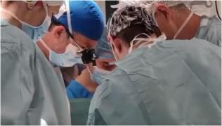 O fată de 17 ani, care pierduse orice speranţă la viaţă, a primit o nouă şansă. I-a fost implantată o inimă artificială, în premieră în România