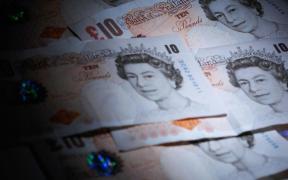 Lira sterlină a surclasat leul românesc, în ultimele 24 de ore