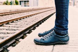 "Mă omor, m-am săturat de atâtea bătăi!". Şi-a sunat fiica pe cameră şi s-a aruncat în faţa unui tren. Drama moldovencei din Italia