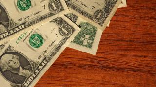 Dolarul american a atins cel mai înalt nivel din ultimele aproape trei luni