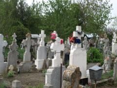 Jaf la un magazin de pompe funebre din Argeş: un bucureştean a furat 5 cruci în mijloc nopţii, în valoare de 10.000 de lei