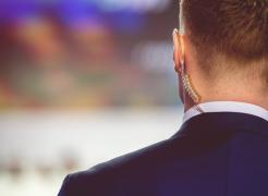 "A distrus-o, nu mai doarme". După 19 ani, o femeie a aflat că iubitul ei e spion, iar copilul lor poartă numele fals