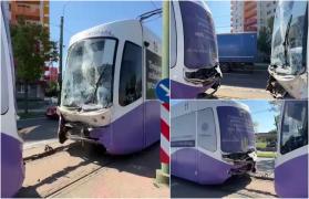 Două tramvaie făcute praf, după ce s-au ciocnit puternic în Timişoara. O pasageră şi unul dintre vatmani, răniţi