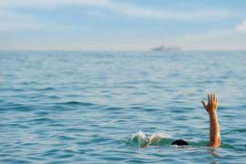 Patru persoane au fost scoase din mare şi aduse la mal în staţiunea Jupiter.