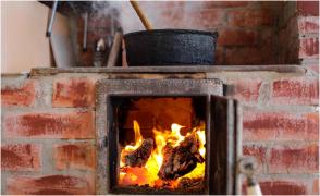 Viață pierdută, în noaptea dintre ani. O bătrână de 70 de ani a murit după jarul a căzut din sobă iar casa i-a fost mistuită de flăcări, în Botoșani