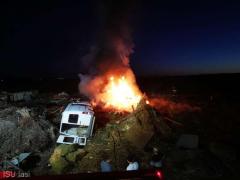 Incendiu devastator în Iași din cauza unei petarde, în noaptea dintre ani. O maşină şi şase tone de furaje, distruse de flăcări