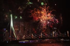 Noapte de foc în Olanda. Polițiștii au fost atacați cu pietre și artificii: peste 200 de persoane, arestate de Anul Nou