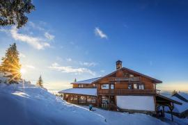 Staţiunea Poiana Braşov este situată la doar câţiva kilometri de municipiul Braşov