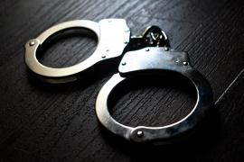 Bărbat din Alba, arestat preventiv după ce a încercat să violeze vânzătoarea unui magazin. Femeia a reușit să scape în ultima clipă