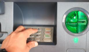 Schema prin care un bărbat a furat 2.500 de lei din contul unei alte persoane, de la un ATM. A fost prins după şase luni