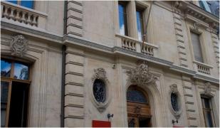 Doi frați au furat două vaze antice în valoare de 4 milioane de euro dintr-un muzeu din Elveția, ca să-și plătească datoriile