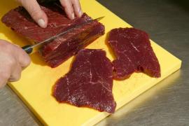 Carne de balenă, trimisă colet prin poştă. Vameşii germani au confiscat pachetul "primit cadou" din Norvegia