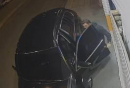 Momentul în care liderul unui grupări interlope din Atena e ciuruit de gloanţe, în propria benzinărie. Poliţia a găsit peste 90 de cartuşe de Kalaşnikov