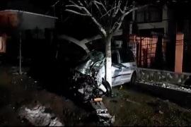 Mamă şi fiică, la spital după s-au înfipt cu maşina într-un stâlp şi într-o ţeavă de gaze. Accident grav în Galaţi