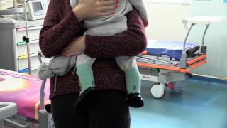 Una dintre surioarele din Iași spălate de mamă pe cap cu o substanţă toxică are șanse minime de supraviețuire. Apelul medicilor către părinţi