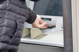 Un bărbat din Bistriţa-Năsăud a găsit 4.600 de lei uitaţi într-un bancomat. Nu a ezitat nicio clipă şi a decis ce să facă mai departe cu banii