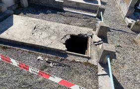 Doi români au distrus şi urinat pe mormântul unui băieţel de 4 ani, în Italia. S-au filmat într-un stream live pe Facebook