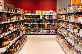 A refuzat să le ia de băut "prietenilor" şi s-a trezit snopit în bătaie. Bărbatul din Botoşani, lovit în plină stradă