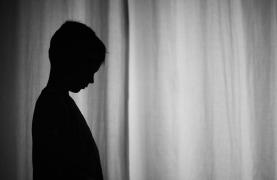 Un băieţel de 9 ani a trăit singur timp de doi ani, după ce mama l-a abandonat pentru noul iubit. Copilul abia avea ce să mănânce, dar nu a renunţat la şcoală, în Franţa